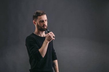 Vaping e-sigara duman siyah ile genç adam