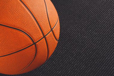 Siyah arka plan kopya alanı üzerinde basketbol topu