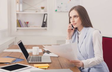 İş konuşalım, kadın ofiste telefonla danışmanlık