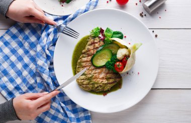 Sebze ve yeşil biber sosu ile ızgara biftek