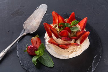 Anna Pavlova pasta siyah arka plan üzerine çilek ile