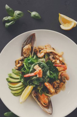 Sıcak salata ızgara deniz ürünleri düz ile yatıyordu
