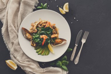 Sıcak salata ızgara deniz ürünleri düz ile yatıyordu