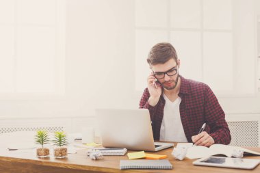 Genç işadamı okuma modern beyaz office belgelerinde konsantre