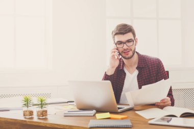 Genç işadamı okuma modern beyaz office belgelerinde konsantre