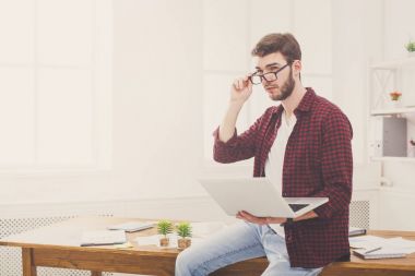 Dizüstü bilgisayar kullanma office Cofident genç iş adamı