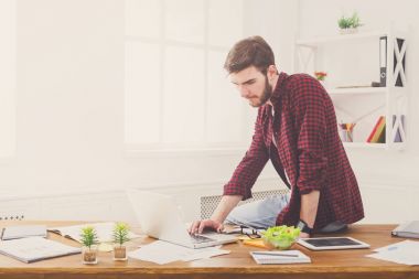 Dizüstü bilgisayar kullanma office genç ciddi iş adamı