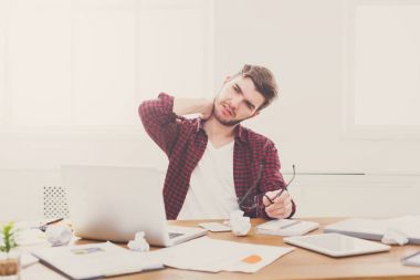 Yorgun, modern beyaz ofis içinde laptop ile işadamı overworking