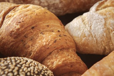 Ekmek arka plan, beyaz ve siyah somun ve kruvasan closeup