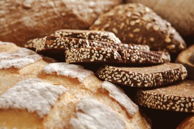 Ekmek arka plan, beyaz, siyah ve çavdar somun closeup