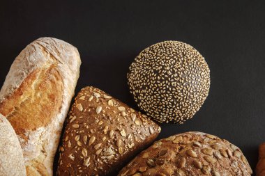 Kopya alanı siyah zemin üzerine ekmek çeşitler