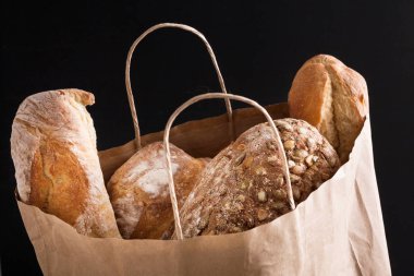 Kağıt torba siyah arka plan, ekmek ürün çeşitliliği ile