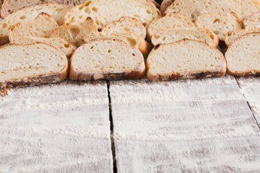 Fırın kavramı. Dilimlenmiş ekmek arka plan bol