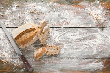 Fırın kavramı arka plan. Beyaz dilimlenmiş ekmek ve bıçak