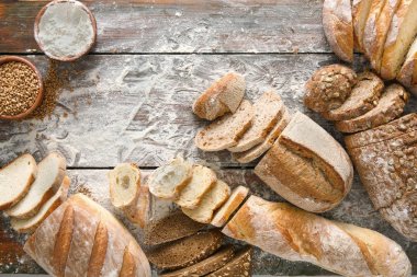 Ekmek fırın arka plan. Kahverengi ve beyaz buğday tahıl somun kompozisyon rustik ahşap üzerine