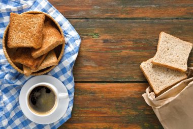 Kahvaltı arka plan, tost ve kahve rustik ahşap, en iyi görünüm