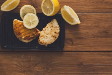 Halloumi ızgara Kıbrıs peynir ahşap üzerine kavrulmuş