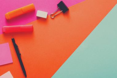 Yaratıcı minimal tasarım - düz workspace ile yatıyordu