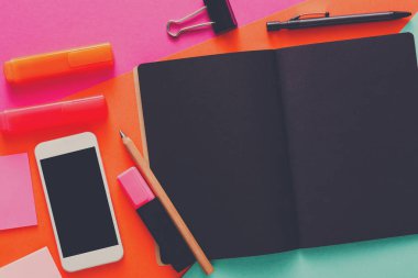 Yaratıcı minimal tasarım - düz workspace ile yatıyordu