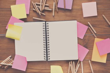 Ahşap ofis masasında boş bir not defteri Üstten Görünüm