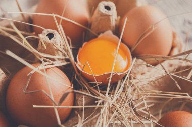 Yumurta karton. Sağlıklı gıda arka plan. Sarı sarısı