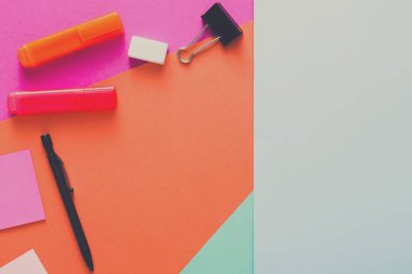 Yaratıcı minimal tasarım - düz workspace ile yatıyordu