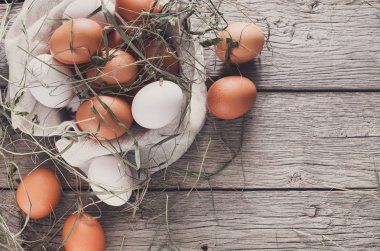 Rustik ahşap, organik tarım kavramı üzerinde taze tavuk kahverengi yumurta