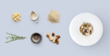 Mavi izole yabani mantar ile malzemeler için İtalyan risotto pişirme