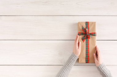 Xmas mevcut arka plan tutan kadın