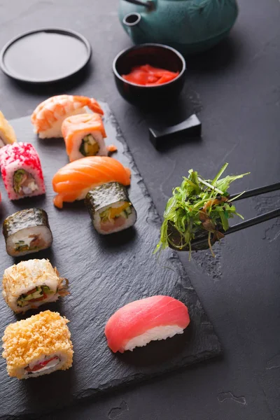 Sushi eten in restaurant, Japanse keuken — Stockfoto