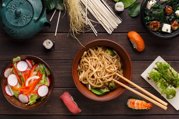 Asijské potraviny na dřevěné pozadí, kopírování prostor — Stock fotografie