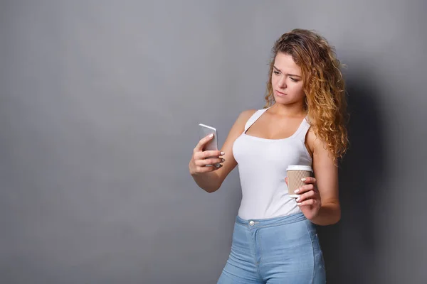 Young woman typing message on smartphone — Stock Photo, Image