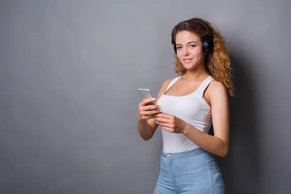 Mujer escuchar música en los auriculares, toma de estudio —  Fotos de Stock