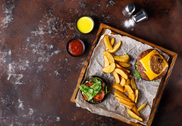 Hamburger menü üzerinde ahşap tepsi üstten görünüm götürün