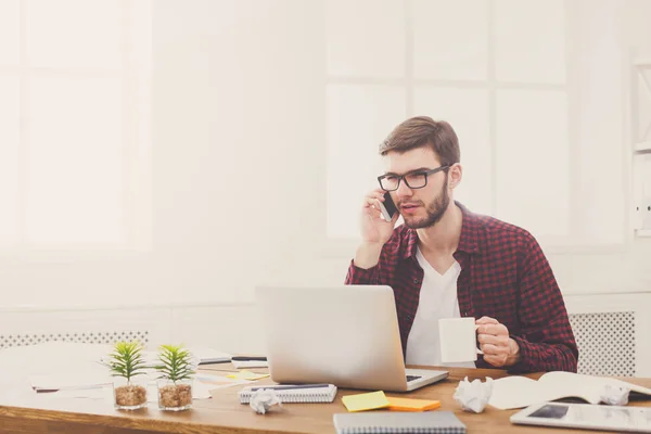 Tânăr om de afaceri serios cu laptop în birou alb modern — Fotografie, imagine de stoc