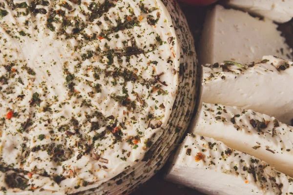 Hemlagad indisk mjuk ost färskost med örter — Stockfoto