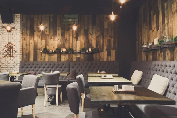 Gezellig houten interieur van restaurant, kopie ruimte — Stockfoto