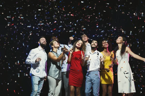 Jovens amigos felizes comemorando o Natal no clube noturno — Fotografia de Stock