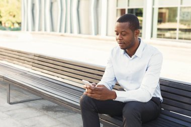 Açık havada smart casual ware'siyah iş adamıdır