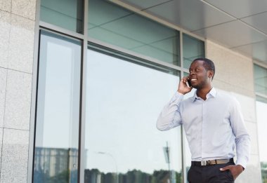 Açık havada smart casual ware'siyah iş adamıdır