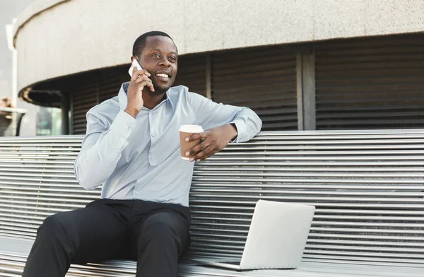 Afro-amerikansk affärsman arbetar med laptop utomhus — Stockfoto