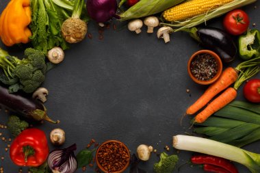 Çerçeve kopya alanı ahşap zemin üzerine taze sebze