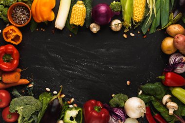 Çerçeve kopya alanı ahşap zemin üzerine taze sebze