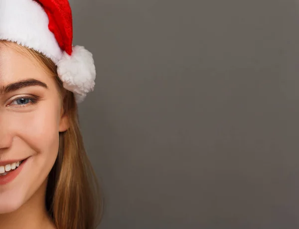 Smějící se atraktivní dívka v santa hat — Stock fotografie