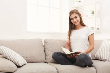 Genç kadın onu notlar okuma