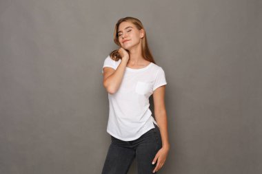 Genç kadın gri studio arka plan poz