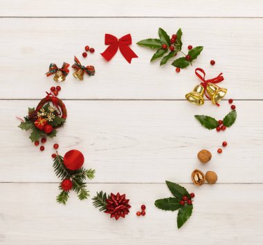 Ahşap arka planda Noel dekorasyon çerçevesi