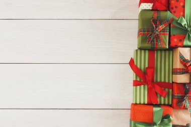 Noel hediye kutuları, ahşap masa arka plan üzerinde Üstten Görünüm.