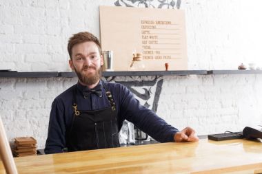 Kahve Dükkanı kontuarında genç barmen portresi