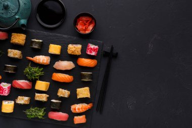 Suşi maki ve siyah arka plan üzerinde rulo